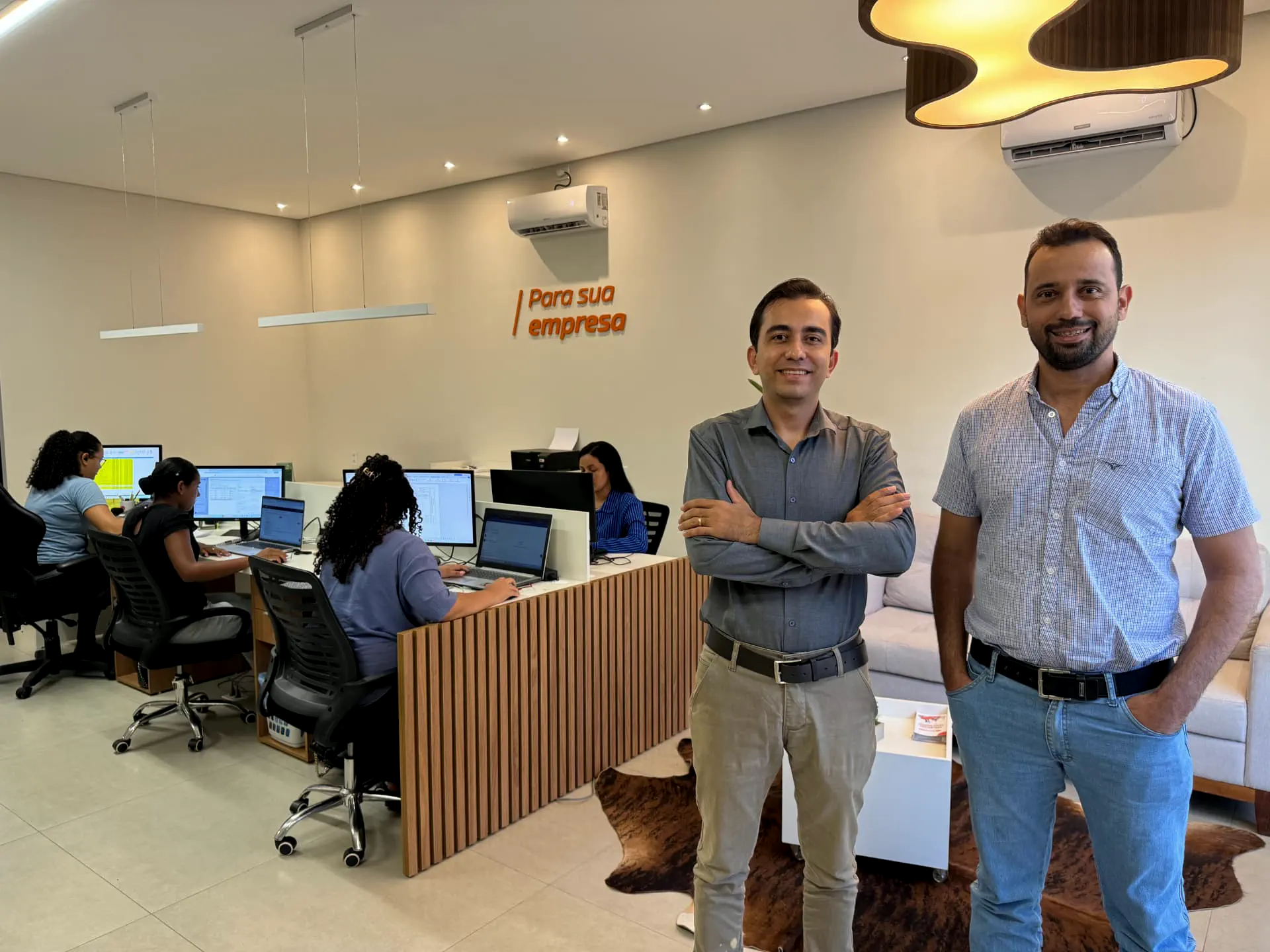 Equipe e sócios da R e J Contábil Digital no escritório